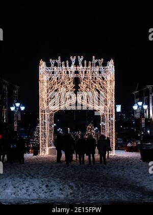 Montreal, Quebec, Canada - 3 gennaio 2021 tradizionalmente luci invernali e natalizie collocate in piazza Jacques Cartier nel Porto Vecchio sul circondare di Montreal Foto Stock