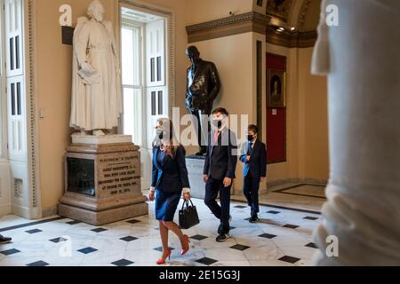 Il rappresentante degli Stati Uniti Lauren Boebert (Repubblicano del Colorado) cammina con i suoi figli nella camera della Camera mentre la Camera dei rappresentanti si riunisce al Campidoglio degli Stati Uniti a Washington, DC, Lunedi 4 gennaio 2021. Credit: Rod Lamkey/CNP | utilizzo in tutto il mondo Foto Stock
