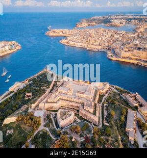 La Valletta, Malta durante il tramonto, presa nel novembre 2020, post-processata usando la bracketing di esposizione Foto Stock