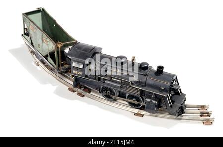 Modello del motore del treno fotografato su sfondo bianco Foto Stock