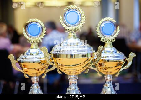 Tre trofei da tazza, oro, argento e bronzo Foto Stock