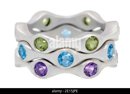 Triple stack gemstone anelli fotografati su uno sfondo bianco Foto Stock