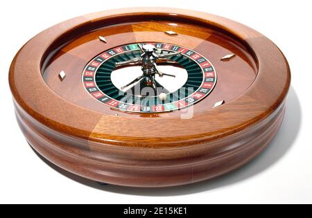 Ruota di legno della roulette fotografata su sfondo bianco Foto Stock