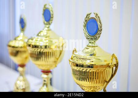 Tre trofei da tazza, oro, argento e bronzo Foto Stock