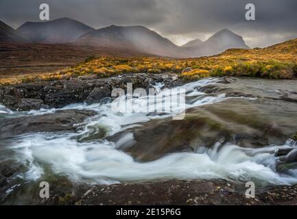 Isola di Skye, Scozia: Acque impetuose del fiume Sligachan, Black Cuillin Mountains sullo sfondo Foto Stock