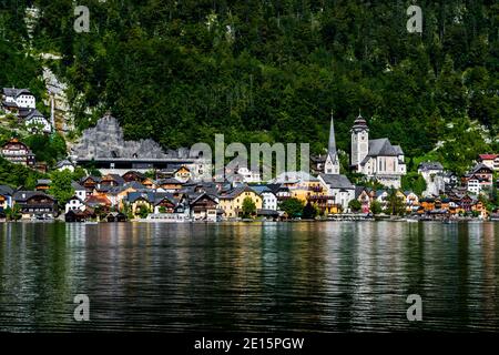 Pittoresca cittadina sul lago Hallstatt al lago Hallstaetter vedere in Austria Foto Stock