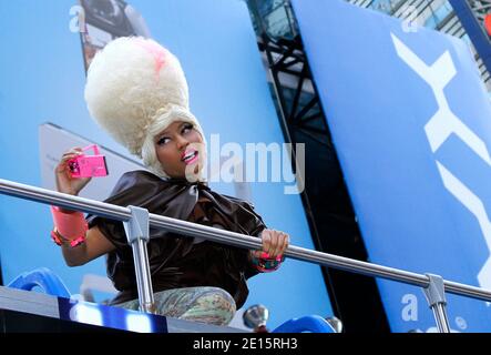 Nicki Minaj si pone durante l'evento di lancio di Casio TRYX: Out a Times Square a New York City, NY, USA il 07 aprile 2011. Foto di Donna Ward/ABACAPRESS.COM Foto Stock