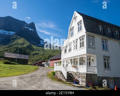 Villa Norangdal nella valle di Norangsdalen che conduce al fiordo di Hjorundfjord, un ex albergo tradizionale, la Norvegia Foto Stock