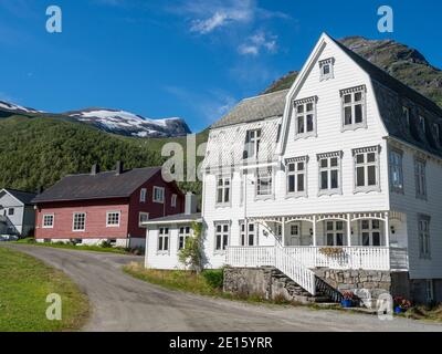 Villa Norangdal nella valle di Norangsdalen che conduce al fiordo di Hjorundfjord, un ex albergo tradizionale, la Norvegia Foto Stock