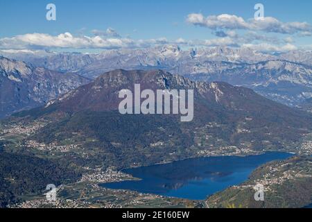 Dalla cima del Pizzo di Levico si può Godetevi UNA magnifica vista della Valsugana con il Caldonazzo Lago Foto Stock