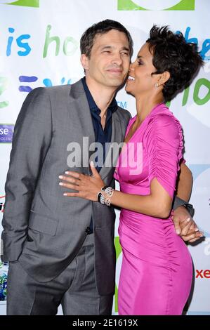 File photo : Olivier Martinez e Halle Berry partecipano al Gala Silver Rose Awards tenutosi al Beverly Hills Hotel di Los Angeles, CA, USA, 17 aprile 2011. Martedì 27 ottobre, la stella vincitrice dell'Oscar e suo marito, Olivier Martinez, hanno annunciato che divorziavano dopo due anni di matrimonio. Questo è il quarto divorzio di Berry e il terzo divorzio negli ultimi due decenni. Oltre a Martinez, l'attrice di 49 anni ha affrontato la sua parte giusta di alti e bassi romantici con fiamme ex come David Justice, Gabriel Aubry e Eric Benet. Foto di Lionel Hahn/ABACAPRESS.COM Foto Stock