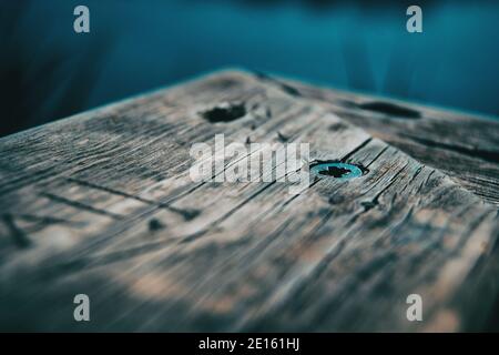 vecchia tavola di legno con vecchie viti Foto Stock