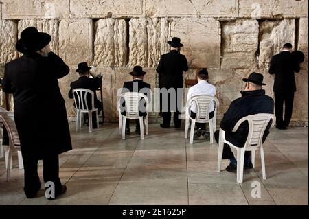 I credenti ebrei pregano di fronte al Muro di Lamentazione alla vigilia della Pasqua ebraica o della Pasqua ebraica (Pessah), a Gerusalemme, Israele, il 17 aprile 2011. Foto di Arnaud Finistre/ABACAPRESS.COM Foto Stock