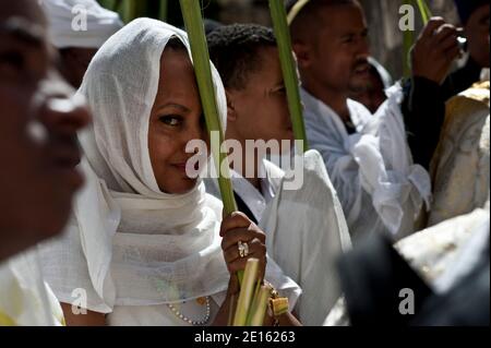 Le monache etiopi partecipano alla processione della Domenica delle Palme, che segna l'inizio della settimana di Pasqua, a Gerusalemme, Israele, il 17 aprile 2011. Foto di Arnaud Finistre/ABACAPRESS.COM Foto Stock