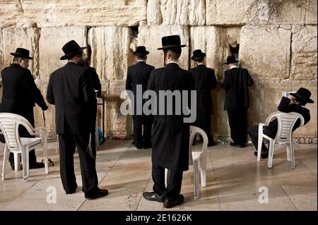 I credenti ebrei pregano di fronte al Muro di Lamentazione alla vigilia della Pasqua ebraica o della Pasqua ebraica (Pessah), a Gerusalemme, Israele, il 17 aprile 2011. Foto di Arnaud Finistre/ABACAPRESS.COM Foto Stock