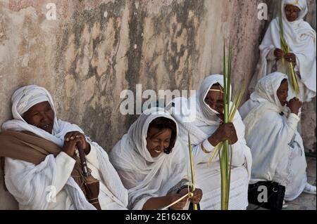 Le monache etiopi partecipano alla processione della Domenica delle Palme, che segna l'inizio della settimana di Pasqua, a Gerusalemme, Israele, il 17 aprile 2011. Foto di Arnaud Finistre/ABACAPRESS.COM Foto Stock