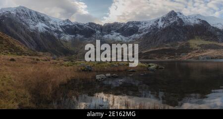 Llyn Idwal un piccolo lago gallese che si trova all'interno di CWM Idwal nel paesaggio montano Glyderau di Snowdonia, Galles del Nord Gran Bretagna. Foto Stock