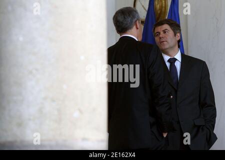 Il Presidente francese Franck Louvrier e il Presidente francese Henri Guaino sono raffigurati prima di un incontro tra il presidente francese Nicolas Sarkozy e il Capo del Consiglio nazionale di transizione libico (TNC) Mustafa Abdel Jalil al Palazzo Elysee di Parigi, Francia, il 20 aprile 2011. Foto di Stephane Lemouton/ABACAPRESS.COM Foto Stock