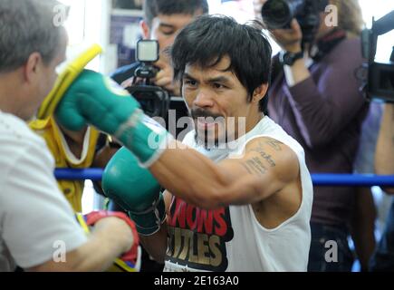 Manny Pacquiao si allena con il suo allenatore Freddie Roach il 20 aprile 2011 a Hollywood, California, durante un allenamento mediatico in preparazione alla sua lotta contro il cinque volte campione del mondo Sugar Shane Mosley il 7 maggio presso la MGM Grand Garden Arena di Las Vegas, Nevada. Foto di Lionel Hahn/AbacaUsa.com Foto Stock