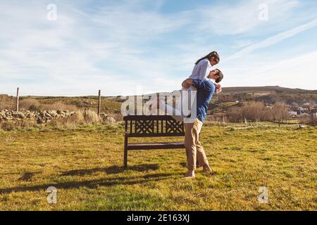 Giovane coppia abbracciando, baciandosi e godendosi passare il tempo insieme mentre festeggia San Valentino nella campagna. Amore san valentin e R. Foto Stock