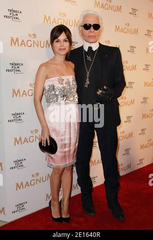 Karl Lagerfeld e Rachel Bilson arrivano alla prima dei red carpet della serie di gelati Magnum durante il Tribeca Film Festival a New York, il 21 aprile 2011. Foto di Elizabeth Pantaleo/ABACAUSA.COM Foto Stock