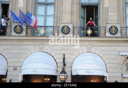 File photo : il cantante americano Beyonce Knowles sul balcone dell'hotel Ritz Carlton, secondo quanto riferito, completando una foto per la copertina del bazar Harper a Parigi, Francia il 22 aprile 2011. Un incendio ha travolto l'ultimo piano dell'hotel Ritz di Parigi, il 19 gennaio 2016, che è attualmente in fase di ristrutturazione. L'incendio scoppiò intorno alle 7:00 all'ultimo piano dell'hotel a cinque stelle che sorge su Place Vendome, una delle piazze più grandi della città. Secondo le prime notizie di BFM TV, il fuoco si è rotto al settimo piano dell'hotel prima di diffondersi rapidamente sul tetto. Alcuni Foto Stock