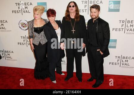 The Osbourne Family (da sinistra) Kelly, Sharon, Ozzy e Jack partecipano alla prima di 'God Bless Ozzy Osbourne' durante il Tribeca Film Festival 2011 al BMCC Tribeca PAC di New York City, NY, USA il 24 aprile 2011. Foto di Elizabeth Pantaleo/ABACAPRESS.COM Foto Stock