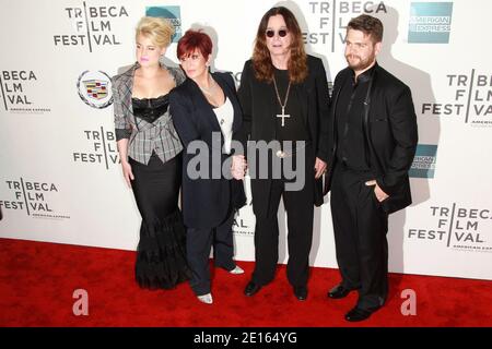 The Osbourne Family (da sinistra) Kelly, Sharon, Ozzy e Jack partecipano alla prima di 'God Bless Ozzy Osbourne' durante il Tribeca Film Festival 2011 al BMCC Tribeca PAC di New York City, NY, USA il 24 aprile 2011. Foto di Elizabeth Pantaleo/ABACAPRESS.COM Foto Stock