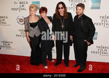 The Osbourne Family (da sinistra) Kelly, Sharon, Ozzy e Jack partecipano alla prima di 'God Bless Ozzy Osbourne' durante il Tribeca Film Festival 2011 al BMCC Tribeca PAC di New York City, NY, USA il 24 aprile 2011. Foto di Elizabeth Pantaleo/ABACAPRESS.COM Foto Stock