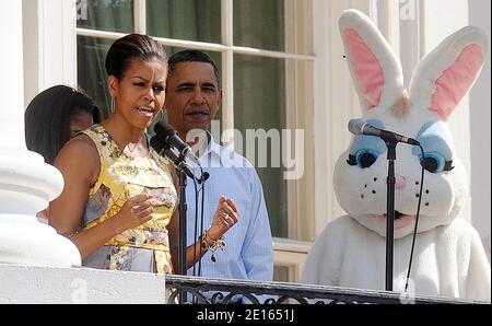 La prima signora Michelle parla dal balcone Truman come il presidente degli Stati Uniti Barack Obama guarda sopra durante il rotolo annuale dell'uovo di Pasqua sul prato del sud della Casa Bianca a Washington, DC, USA il 25 aprile 2011. Il primo rotolo di uova di Pasqua della Casa Bianca ha avuto luogo in 1878, quando il presidente Rutherford Hayes ha invitato i bambini locali a rotolare le uova sul prato del sud. Foto di Olivier Douliery/ABACAPRESS.COM Foto Stock