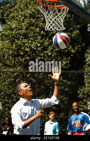 Il presidente degli Stati Uniti Barack Obama spara un basket mentre partecipa a una clinica "Let's Move" con i membri dell'NBA, WNBA e Harlem Globetrotters durante il White House Easter Egg Roll sul South Lawn of the White House 25 aprile 2011 a Washington, DC. Si prevede che circa 30,000 persone assisteranno alla tradizione di 133 anni di uova colorate rotolanti lungo il prato della Casa Bianca. Foto di chip Somodevilla/ISP Pool/ABACAPRESS.COM Foto Stock