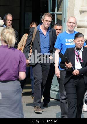 ESCLUSIVO. Il Dr. House Star Hugh Laurie ha ritratto quando arriva alla stazione ferroviaria Gare du Nord di Parigi, Francia, il 26 aprile 2011. Foto di ABACAPRESS.COM Foto Stock