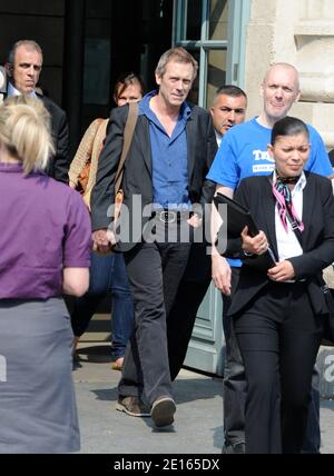 ESCLUSIVO. Il Dr. House Star Hugh Laurie ha ritratto quando arriva alla stazione ferroviaria Gare du Nord di Parigi, Francia, il 26 aprile 2011. Foto di ABACAPRESS.COM Foto Stock