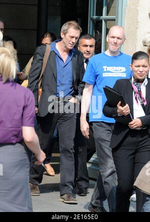 ESCLUSIVO. Il Dr. House Star Hugh Laurie ha ritratto quando arriva alla stazione ferroviaria Gare du Nord di Parigi, Francia, il 26 aprile 2011. Foto di ABACAPRESS.COM Foto Stock