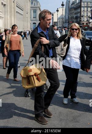 ESCLUSIVO. Il Dr. House Star Hugh Laurie ha ritratto quando arriva alla stazione ferroviaria Gare du Nord di Parigi, Francia, il 26 aprile 2011. Foto di ABACAPRESS.COM Foto Stock