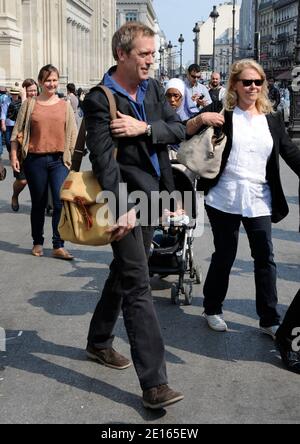 ESCLUSIVO. Il Dr. House Star Hugh Laurie ha ritratto quando arriva alla stazione ferroviaria Gare du Nord di Parigi, Francia, il 26 aprile 2011. Foto di ABACAPRESS.COM Foto Stock