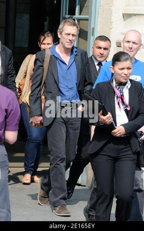 ESCLUSIVO. Il Dr. House Star Hugh Laurie ha ritratto quando arriva alla stazione ferroviaria Gare du Nord di Parigi, Francia, il 26 aprile 2011. Foto di ABACAPRESS.COM Foto Stock