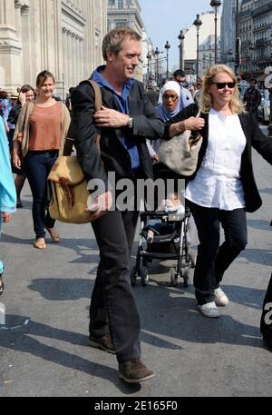 ESCLUSIVO. Il Dr. House Star Hugh Laurie ha ritratto quando arriva alla stazione ferroviaria Gare du Nord di Parigi, Francia, il 26 aprile 2011. Foto di ABACAPRESS.COM Foto Stock