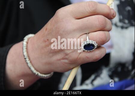 Atmosfera davanti all'Abbazia di Westminster prima del matrimonio del Principe William e di Kate Middleton che si terrà domani, a Londra, Regno Unito, il 28 aprile 2011. Foto di Mousse/ABACAPRESS.COM Foto Stock