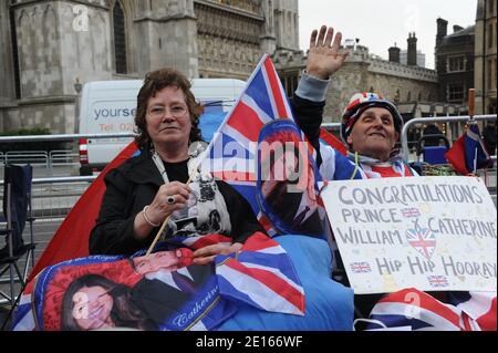 Atmosfera davanti all'Abbazia di Westminster prima del matrimonio del Principe William e di Kate Middleton che si terrà domani, a Londra, Regno Unito, il 28 aprile 2011. Foto di Mousse/ABACAPRESS.COM Foto Stock