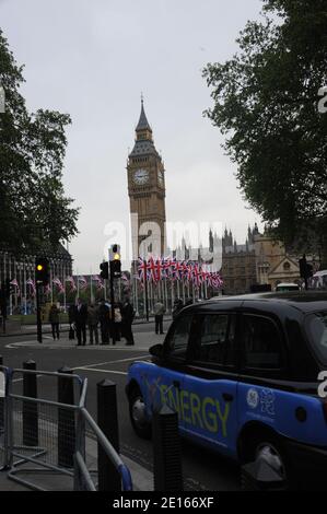 Atmosfera davanti all'Abbazia di Westminster prima del matrimonio del Principe William e di Kate Middleton che si terrà domani, a Londra, Regno Unito, il 28 aprile 2011. Foto di Mousse/ABACAPRESS.COM Foto Stock