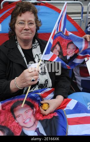 Atmosfera davanti all'Abbazia di Westminster prima del matrimonio del Principe William e di Kate Middleton che si terrà domani, a Londra, Regno Unito, il 28 aprile 2011. Foto di Mousse/ABACAPRESS.COM Foto Stock