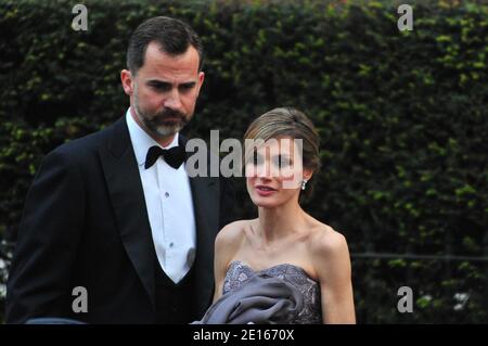 La principessa Letizia e il principe Felipe arrivano all'hotel Mandarin Oriental per una cena di gala ospitata dalla Regina Elisabetta II di Londra, Regno Unito, il 28 aprile 2011 alla vigilia del matrimonio reale. Il Principe William della Gran Bretagna sposerà il suo fidanzato Kate Middleton all'Abbazia di Westminster a Londra il 29 aprile 2011. Foto di ABACAPRESS.COM Foto Stock