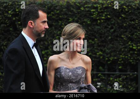 La principessa Letizia e il principe Felipe arrivano all'hotel Mandarin Oriental per una cena di gala ospitata dalla Regina Elisabetta II di Londra, Regno Unito, il 28 aprile 2011 alla vigilia del matrimonio reale. Il Principe William della Gran Bretagna sposerà il suo fidanzato Kate Middleton all'Abbazia di Westminster a Londra il 29 aprile 2011. Foto di ABACAPRESS.COM Foto Stock