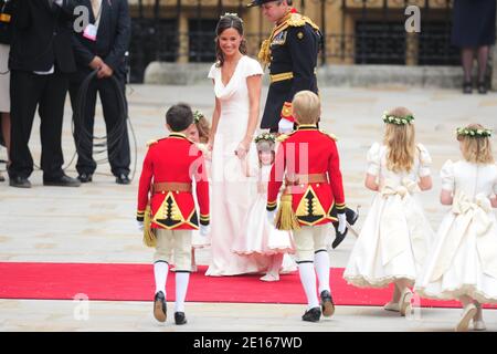 La sorella di Kate Middleton, Pippa Middleton, arriva all'Abbazia di Westminster per il matrimonio del Principe William con Kate Middleton, a Londra, Regno Unito, il 29 aprile 2011. Foto di Frederic Nebinger/ABACAPRESS.COM Foto Stock