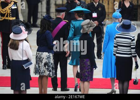 La regina Sofia di Spagna, il principe ereditario Philippe e la principessa Mathilde di Belgio arrivavano all'Abbazia di Westminster per il matrimonio del principe Guglielmo con Kate Middleton, a Londra, Regno Unito, il 29 aprile 2011. Foto di Frederic Nebinger/ABACAPRESS.COM Foto Stock