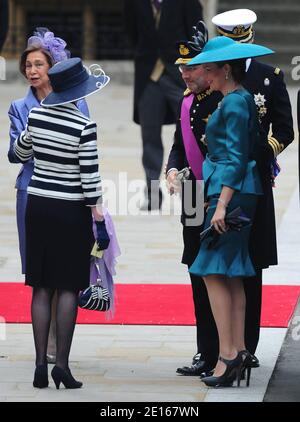 La regina Sofia di Spagna, il principe ereditario Philippe e la principessa Mathilde di Belgio arrivavano all'Abbazia di Westminster per il matrimonio del principe Guglielmo con Kate Middleton, a Londra, Regno Unito, il 29 aprile 2011. Foto di Frederic Nebinger/ABACAPRESS.COM Foto Stock