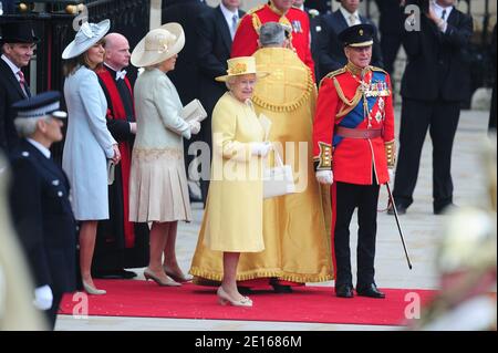 La regina Elisabetta e il principe di Edimburgo lasciano l'abbazia di Westminster in carrozza dopo la cerimonia nuziale del principe Guglielmo e della principessa Caterina a Londra il 29 aprile 2011. L'ex Kate Middleton sposò il Principe William davanti a 1,900 ospiti. Foto di Frederic Nebinger/ABACAPRESS.COM Foto Stock