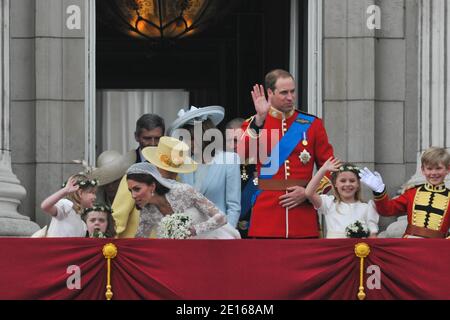 Il principe Guglielmo e la sua sposa principessa Caterina appaiono sul balcone di Buckingham Palace insieme alla regina Elisabetta, il principe Filippo, Carlo Principe di Galles, Camilla Duchessa di Cornovaglia, il principe Harry, Pippa Middleton e James Middleton dopo la loro cerimonia nuziale a Londra, Regno Unito il 29 aprile 2011. Foto di Christophe Guibbaud/ABACAPRESS.COM Foto Stock