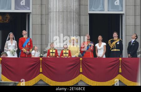 Il principe William e la sua sposa principessa Caterina appaiono sul balcone di Buckingham Palace insieme alla regina Elisabetta, il principe Filippo, il principe Harry, Pippa Middleton e James Middleton dopo la cerimonia di nozze a Londra, Regno Unito il 29 aprile 2011. Foto di Mousse/ABACAPRESS.COM Foto Stock